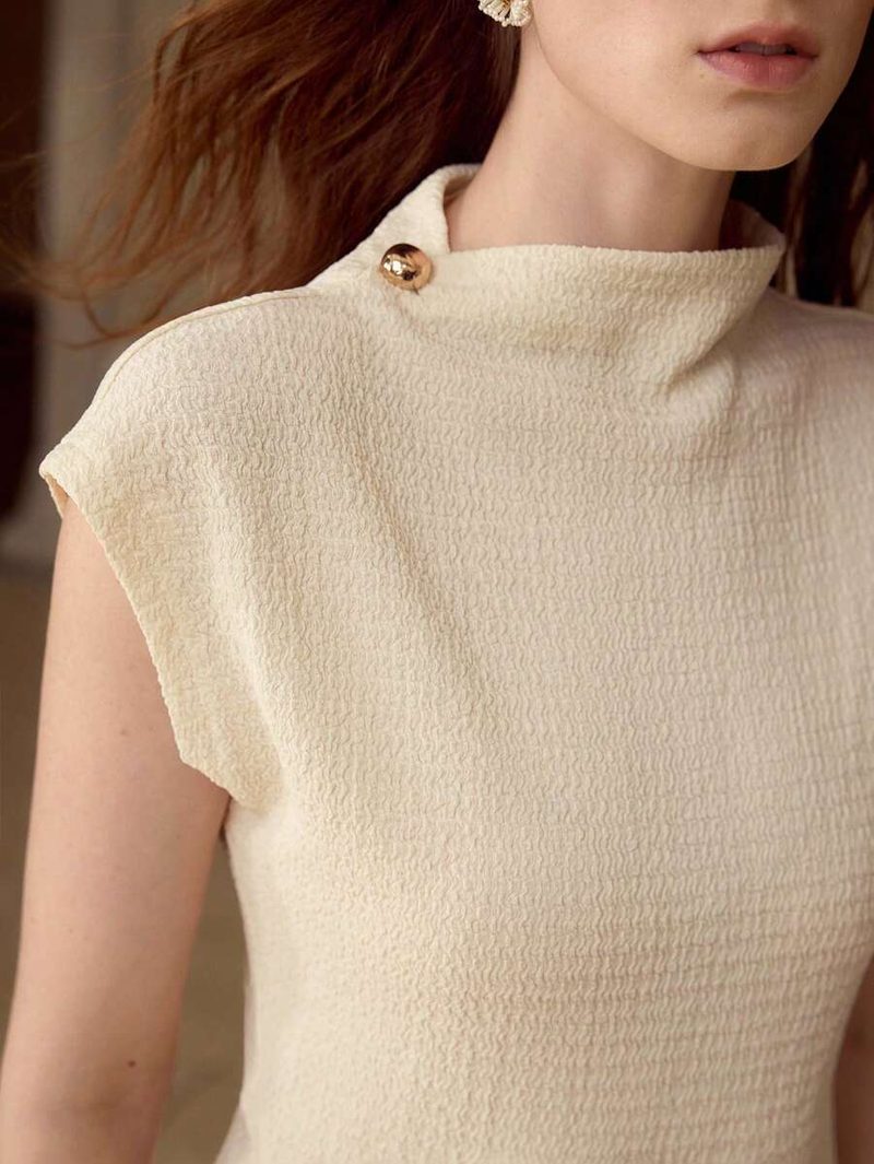 Blusa cuello alto entallada
