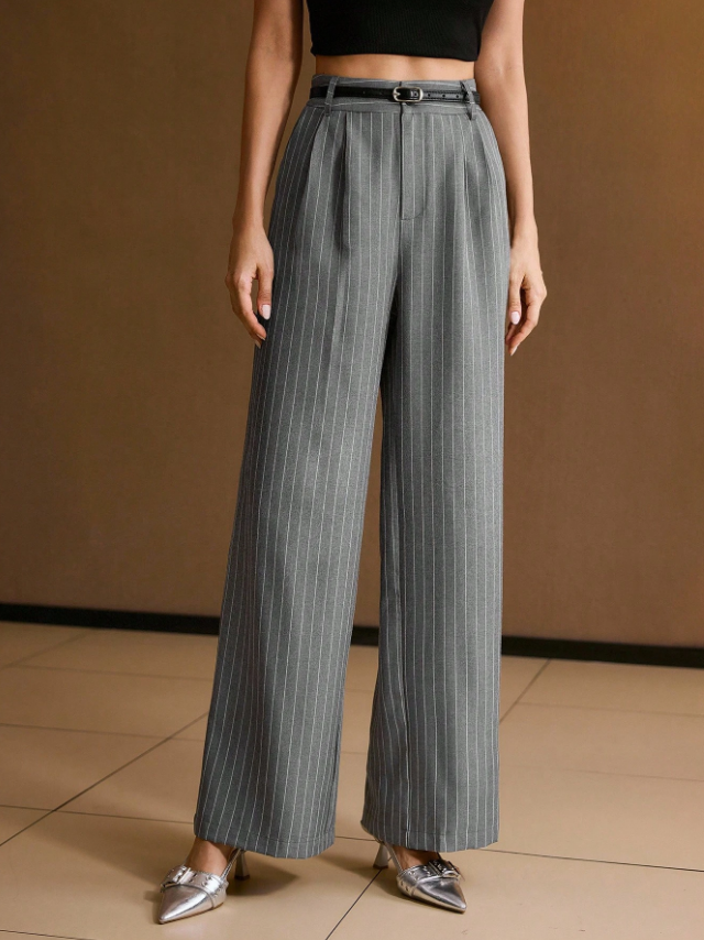 Pantalón de pierna ancha con estampado de rayas, y cinturón