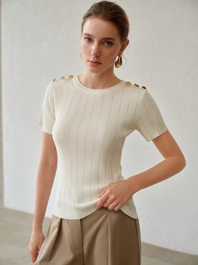 Blusa con botones decorativos